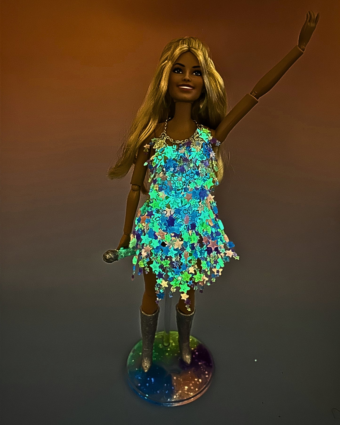 “Barbie© Comeback Girlie Serenader" - Blonde with glow in the dark dangling star dress with super-sparkle boots and microphone. Includes glow in the dark stand - Reimagined out of box