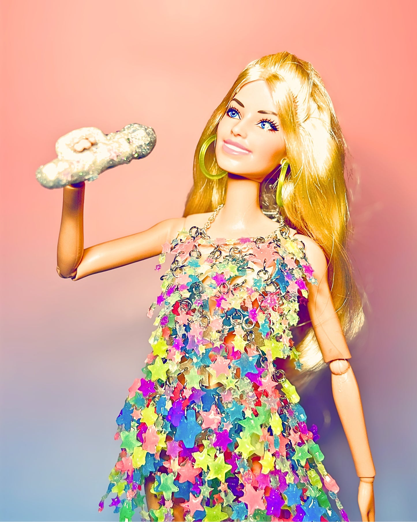 “Barbie© Comeback Girlie Serenader" - Blonde with glow in the dark dangling star dress with super-sparkle boots and microphone. Includes glow in the dark stand - Reimagined out of box